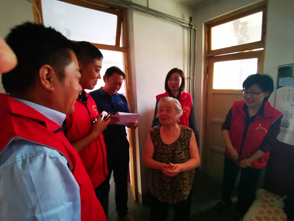 社企帮扶促共建  “双节”走访送温暖――山东pp电子模拟器集团走访慰问世纪园社区先模及困难家庭