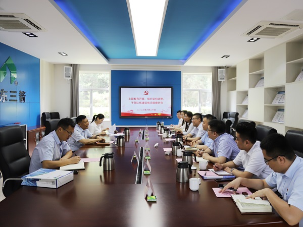 济南建工集团党委副书记、工会主席鹿海滨到pp电子模拟器集团开展主题教育专题调研