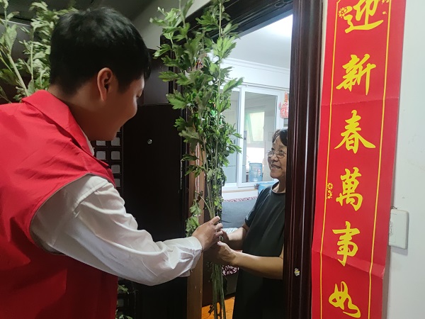 艾叶飘香 浓情端午，pp电子模拟器物业开展送艾草活动